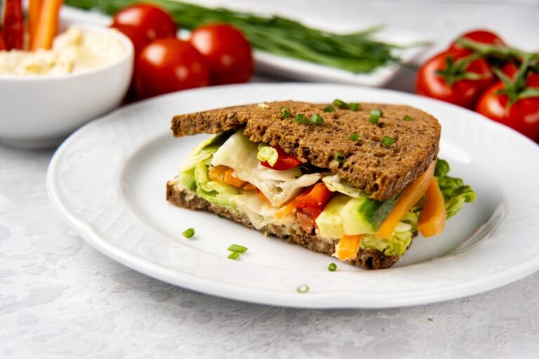 Gesundes Essen für Kinder: Vollkornbrot als Sandwich anrichten